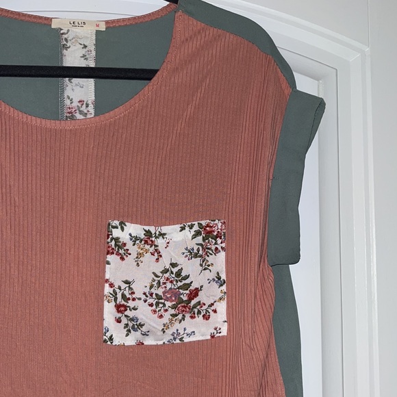 Beautiful Women’s Floral Pocketed Top - Picture 2 of 4